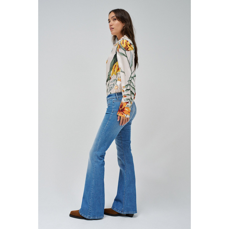 VAQUERO FLARE MUJER SALSA JEANS WONDER TIRO BAJO EFECTO PUSH UP