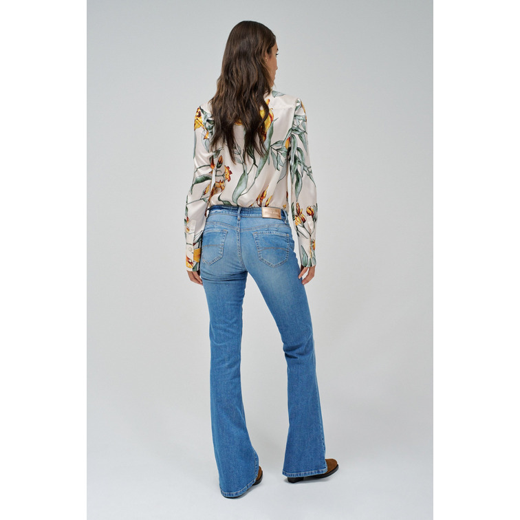 VAQUERO FLARE MUJER SALSA JEANS WONDER TIRO BAJO EFECTO PUSH UP