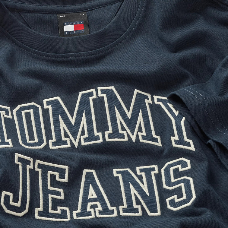 CAMISETA LOGO RETRO HOMBRE TOMMY JEANS FIT REGULAR